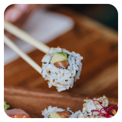 photo d'un sushi avec des baguettes dans un restaurant