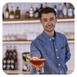 photo d'un barman qui sert un cocktail dans un bar