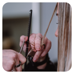 Photo d'une cliente qui se fait couper les cheveux dans un salon de coiffure