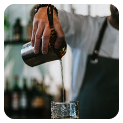 photo d'un barman qui sert un cocktail dans un bar