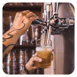photo d'un barman qui sert un verre de bière dans un bar